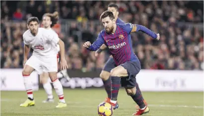  ?? Foto: dpa ?? Ein Phänomen: Leo Messi hat so viele Tore für ein Team geschossen wie kein anderer Profi.