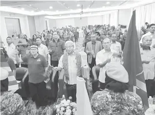  ??  ?? UDAH SEDIA : Masing (tengah) diapit Doris enggau Sekretari Besai PRS Datuk Joseph Salang rambau ngulu ‘Bengkel Siap Siaga, Gerak Gempur Orang Indu Parti Rakyat Sarawak’(PRS) di Kuching.