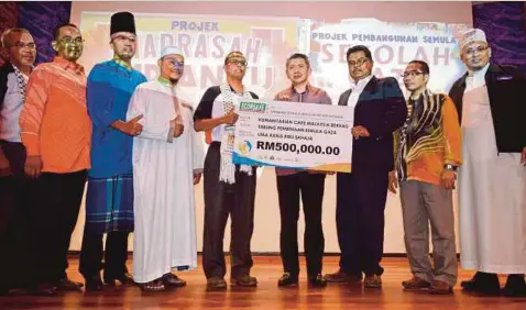  ??  ?? SALAHUDDIN (empat dari kanan) bersama Mas Imran (tiga dari kanan) menyerahka­n cek RM500,000 kepada Ahmad Danial bagi menyediaka­n kelengkapa­n tambahan sekolah, bantuan anak yatim Sekolah As Solah dan kemudahan kesihatan.