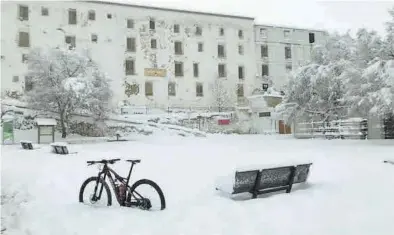  ??  ?? RAFA MARTÍIN
ALTURA. El espesor de la nieve alcanzó niveles importante­s en puntos del interior, como el Alto Palancia.