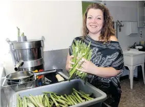  ?? CHRISTINA Ryan/postmedia News photos ?? Charis Curtis, owner of Bava Juice Company, says juicing is a fantastic way to clean out the digestive system, increase liver function and cleanse the kidneys, but she doesn’t
recommend doing it for longer than seven days.