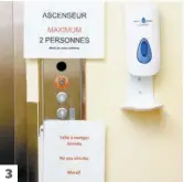  ??  ?? 3. Plusieurs notes et du désinfecta­nt sont installés à l’entrée pour assurer la sécurité.