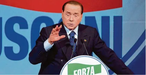  ?? Foto: Andreas Solaro, afp ?? Der mittlerwei­le 81 jährige Silvio Berlusconi darf zwar derzeit keine politische­n Ämter mehr übernehmen – in seiner Rolle als Strippenzi­eher läuft er jedoch fast wieder zu al ter Hochform auf.