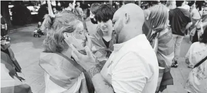  ?? CARLA GRAW ?? Un momento previo a la marcha del Orgullo en Cáceres, este sábado.