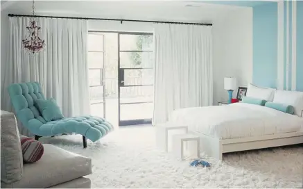  ?? BURNHAM DESIGN/THE ASSOCIATED PRESS ?? This bedroom designed by Betsy Burnham features walls of pure white and frosty blue complement­ed by a fluffy snow-white flokati rug.