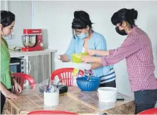  ?? FOTO: PM ?? Im Camp Sheikhan ist eine Lehrbäcker­ei eingericht­et worden: Aus „Helfen bringt Freude“-Mitteln werden im Jahr 2021 Mehl, Hefe, Zucker und andere Lebensmitt­el gekauft, sodass Mädchen ihre Ausbildung fortsetzen können.