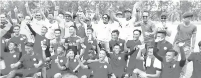  ??  ?? PEMAIN dan pegawai pasukan Saga Pitas meraikan meraikan kemenangan selepas muncul Kejohanan Bola Sepak Saga Zon Utara di Padang Bandaran Kudat.