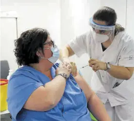  ?? ISAAC BUJ (EUROPA PRESS) ?? Una enfermera administra la vacuna Pfizer-biontech a una sanitaria.