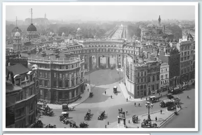  ??  ?? Admiralty Arch, The Mall, Westminste­r, London, 1913.