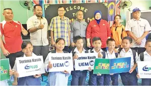  ??  ?? SEBAHAGIAN murid SK.Tanaki merakamkan gambar bersama Rosnah dan guru-guru.