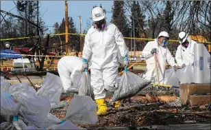  ?? JIM WILSON / NEW YORK TIMES ?? Workers remove asbestos debris in Santa Rosa, Calif., in 2017. Top officials at the Environmen­tal Protection Agency pushed through a measure to review applicatio­ns for using asbestos in consumer products in 2018, and did so over the objections of EPA’s in-house staff, agency emails show.