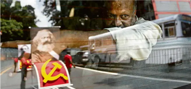  ?? Dinuka Liyanawatt­e/Reuters ?? Homem acompanha marcha na capital do Sri Lanka, Colombo, realizada por integrante­s do Partido Socialista da Linha de Frente, sigla criada em 2012