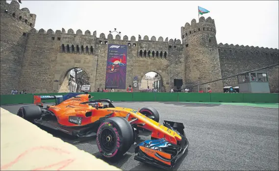  ??  ?? Fernando Alonso fue sexto en la primera jornada de entrenamie­ntos libres del GP de Azerbaiyán de F1, otro día en el que el MCL33 exhibió su falta de punta en rectas largas FOTO: GETTY