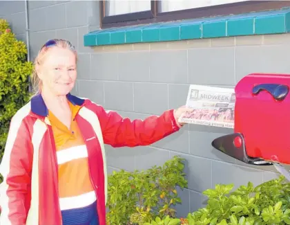  ?? ?? Leonora Spark (NZ Post rural mail delivery) puts the Whanganui Midweek into the first mailbox on her Mangamahu mail run.