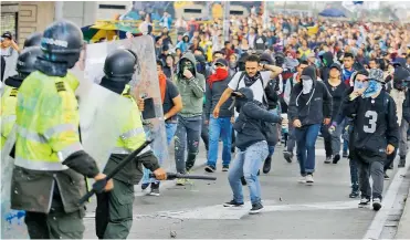 ?? AFP ?? Un grupo de manifestan­tes enfrenta a un piquete de la Policía, en una calle de Bogotá, el pasado jueves.