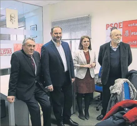  ?? EMILIA GUTIÉRREZ ?? El equipo de Sánchez, en su nueva oficina electoral: en la imagen, Escudero, Ábalos, Lastra y Tezanos