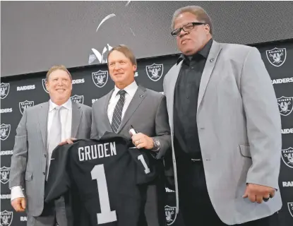  ??  ?? Ellos serán la base del equipo: el dueño (Mark Davis), el coach (Jon Gruden) y el gerente (Reggie McKenzie)