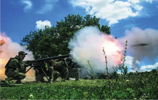  ?? AP ?? Un soldado ucraniano dispara un misil en la región de Jarkov