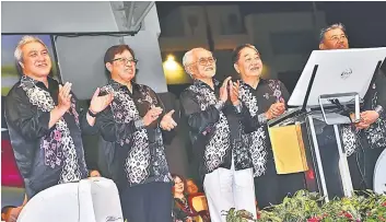  ??  ?? Taib (third left) together with Abang Johari (second left), Awang Tengah (left), Wong (second right) and Morshidi (right) react with joy after the symbolic launching ceremony of the state-level Malaysia Day celebratio­n.