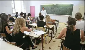  ??  ?? Les assistants d’éducation pourraient cumuler rémunérati­on et bourse.