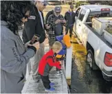  ?? DALE BOWMAN/FOR THE SUN-TIMES ?? Jackson Benesch releases a net of Leech Lake strain muskies into Geneva Lake.