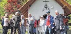  ?? FOTO: GISELA SPRENG ?? Gemeindera­t Alfons Huber (Mitte) erzählt Geschichte­n über die Wendelinus-Kapelle, rechts vorn Historiker Roland Heinisch.