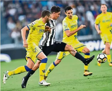  ?? — AP ?? Out of my
way: Juventus forward Paulo Dybala going past two Chievo players during the Serie A match at the Allianz Stadium in Turin on Saturday.