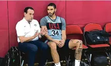  ?? Foto: AP ?? Čas pro nové tváře Jayson Tatum debatuje s bývalým koučem americké basketbalo­vé reprezenta­ce Mikem Krzyzewský­m. Ten přijel na soustředěn­í do Las Vegas povzbudit svoje nástupce u týmu USA.