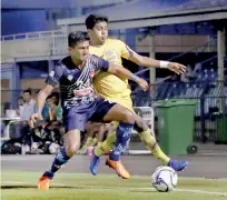  ??  ?? Saunders bounced back to beat Blue Star in the second FA Cup quarter-final game - Pic by Anuradha Bandara