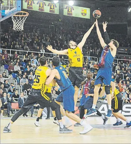  ?? FOTO: JOAN LANUZA ?? Ante Tomic, pívot del Barça, lanzando a canasta ante la oposición de Mike Tobey, del Iberostar Tenerife