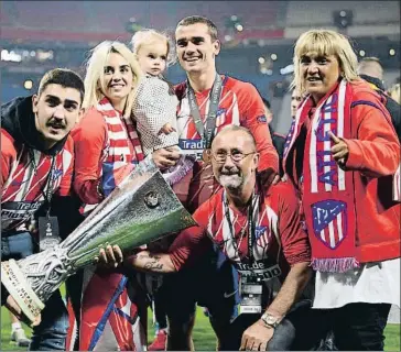  ?? MATTHIAS HANGST / GETTY ?? Griezmann, el miércoles en Lyon con el trofeo de la Liga Europa junto a sus familiares