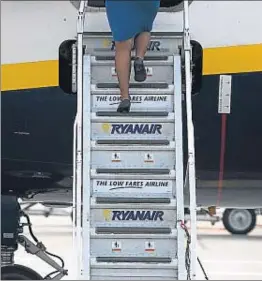  ?? SIMON DAWSON / BLOOMBERG ?? Escalerill­a de un avión de Ryanair