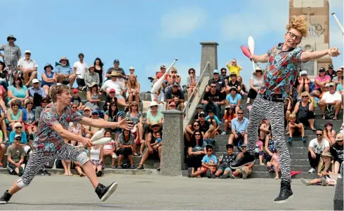  ?? PHOTO: DEAN KOZINAC/STUFF ?? Juggling brothers Zane and Degge perform during the 2015 World Buskers Festival.