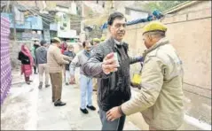  ?? BIPLOV BHUYAN/HT PHOTO ?? A Delhi Police personnel frisks a voter at a polling station in Nizamuddin, New Delhi, on n
Saturday.