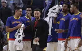  ?? BEN MARGOT — THE ASSOCIATED PRESS ?? The Warriors’ Stephen Curry, center, celebrates a score against the New Orleans Pelicans during the second half on Friday in San Francisco.