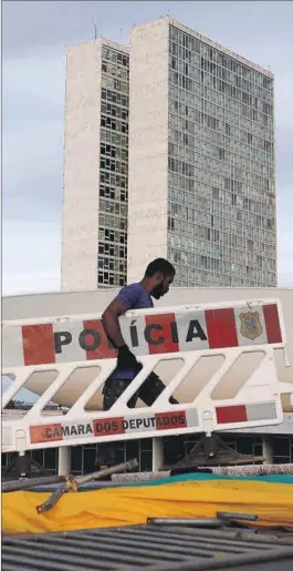  ?? REUTERS ?? Labores de recogida en Brasilia tras el asalto a las institucio­nes.