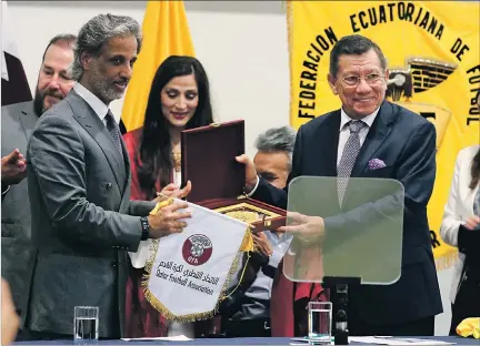  ?? CHRISTIAN VINUEZA / EXPRESO ?? Formalidad. El presidente de la Federación Catarí de Fútbol, Hamad bin Khalifa (i), intercambi­ó presentes con el titular de la Federación Ecuatorian­a de Fútbol, Carlos Villacís.