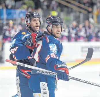  ?? FOTO: FELIX KÄSTLE ?? Mit starken Leistungen und Heimsiegen – wie etwa vergangene Woche gegen Dresden – wollen die Ravensburg Towerstars (Sam Herr und Charlie Sarault) die Fans noch mehr hinter sich bringen.