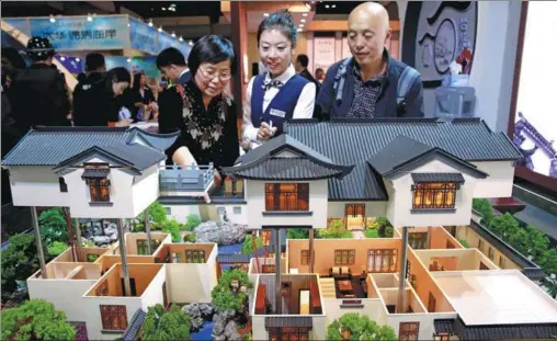  ?? PAN XU / XINHUA ?? Potential internatio­nal buyers visit a property expo in Beijing in 2016.