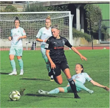  ?? FOTO: DIETER WIECHMANN ?? Davongelau­fen: Amber van Heeswijk entwischt im DFB-Pokal gegen Werder Bremen ihrer Gegenspiel­erin. Die 20-Jährige gehört zu den vielen Talenten in Borussias Kader.