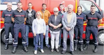  ??  ?? Germaine Guéguen est venue samedi à la rencontre des pompiers qui lui ont sauvé la vie le 24 juin dernier.