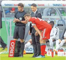  ?? FOTO: IMAGO ?? Wollen bald gemeinsam über Erfolge lachen: Thomas Müller (vorne) und Trainer Niko Kovac (Mitte), hier noch Gegner im Pokalfinal­e.