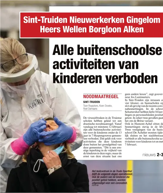  ?? FOTO KH ?? Het testcentru­m in de Trudo Sporthal blijft de volgende dagen operatione­el. Ook de ouders van de kinderen die positief getest hebben, worden uitgenodig­d voor een coronatest.