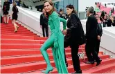  ?? ?? Isabelle in verde La diva Isabelle Huppert sulla scalinata prima della proiezione di «Les Amandiers»