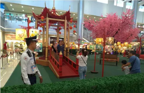  ?? Photo by Reynaldo G. Navales ?? EXHIBIT. Mall goers at SM City Clark take turns for photograph­s near some 260 lanterns made by 43 members of Chan Lim, a family of artists. The exhibit will run until February 24. —