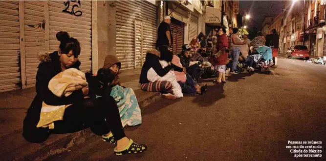  ??  ?? Pessoas se reúnem em rua do centro da Cidade do México após terremoto