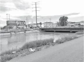  ??  ?? Llega con fuerza el agua de la presa al canal de Sacramento