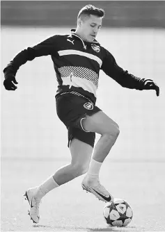  ??  ?? Arsenal’s Chilean striker Alexis Sanchez takes part in a training session ahead of their UEFA Champions League round of 16 second leg football match against Bayern Munich at Arsenal’s London Colney training ground in this March 6 file photo. — AFP photo