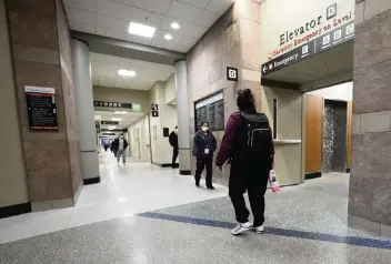  ?? DAVID ZALUBOWSKI AP ?? The scene in the main hallway at UCHealth University of Colorado hospital in Aurora, Colo., on Friday was orderly and uncrowded. Consistent­ly low COVID-19 hospitaliz­ations has prompted loosening of some restrictio­ns there.