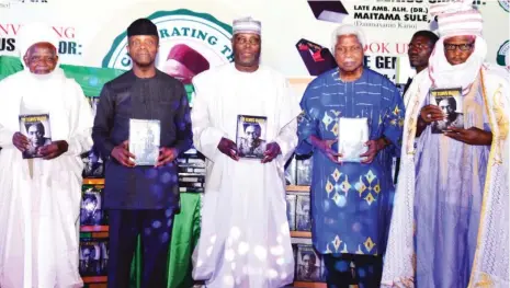  ??  ?? From left: Former President Court of Appeal, Justice Mamman Nasir; Vice President Yemi Osinbajo; former Vice President Atiku Abubakar; former Vice President Alex Ekwueme and the Ona of Abaji, Alhaji Adamu Baba Yunusa, at the unveiling of a book on the...